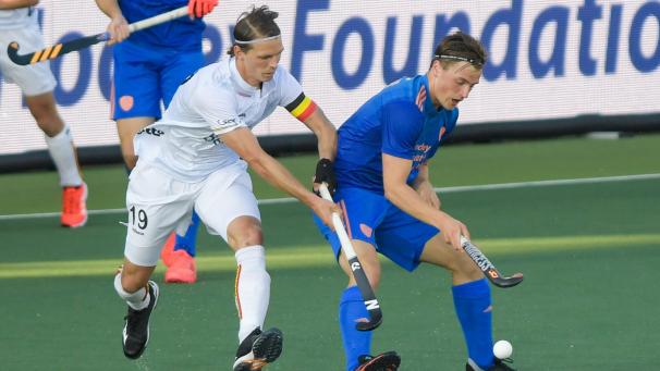 <p>Belgiens Felix Denayer (links) und Jorrit Croon kämpfen um den Ball.</p>