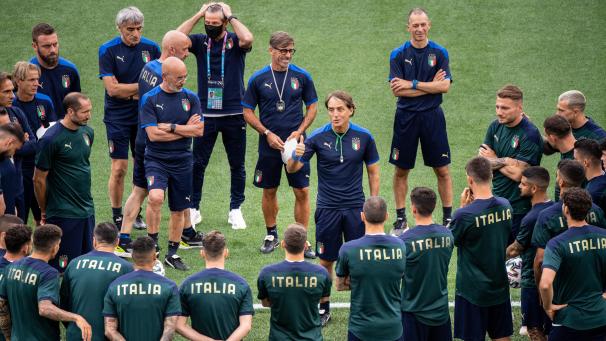 <p>Roberto Mancini schwört seine Truppe ein: Italien eröffnet die EM heute Abend gegen die Türkei.</p>
