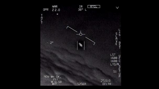 <p>Das Standbild eines vom US-Verteidigungsministerium veröffentlichten Videos zeigt ein Unidentifiziertes Flugobjekt, das von Piloten der US-Marine gesichtet wurde.</p>