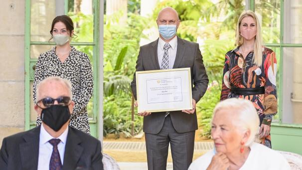 <p>Eine Delegation des Bischöflichen Instituts Büllingen um Direktor Philippe Noel (Mitte) sicherte sich den ersten Platz beim Königin-Paola-Preis für das Unterrichtswesen.</p>