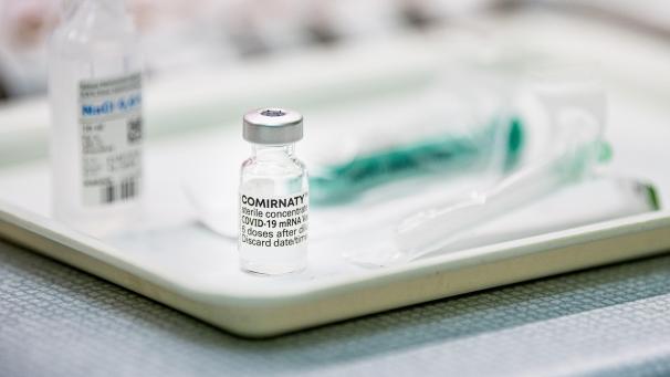<p>Der Corona-Impfstoff Comirnaty von Biontech/Pfizer liegt in einer Schale.</p>