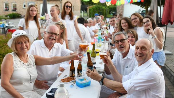 <p>Gemütliches Beisammensein unter Nachbarn bei den „Weißen Tafeln“: Die „Vierer-Tisch-Regel“ macht dem Ganzen auf dem Eupener Stadtgebiet wohl auch in diesem Jahr einen Strich durch die Rechnung.</p>