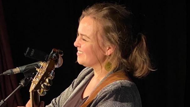 <p>Fee Badenius traut sich, auch ganz intime Gefühle mit ihren Zuhörern zu teilen. Davon konnte man sich am Donnerstagabend im Jünglingshaus überzeugen.</p>