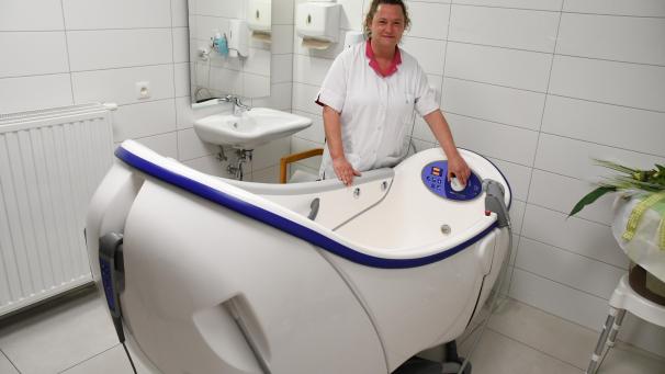 <p>Peggy Fischer bereitet das nächste Bad der Sinne vor.</p>