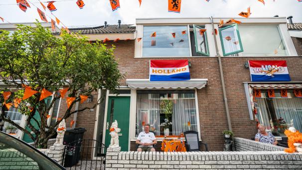<p>So euphorisch wie diese niederländischen Nachbarn fiebern längst nicht alle „Oranje“-Fans der EM entgegen.</p>