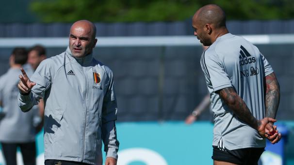 <p>Nationaltrainer Roberto Martinez (l.)</p>