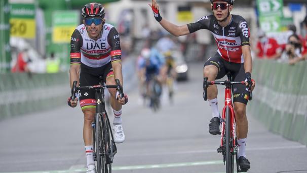 <p>Andreas Kron (rechts) beklagt sich bei Rui Costa.</p>