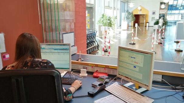 <p>SNH Blick von Rezeption ins Foyer</p>