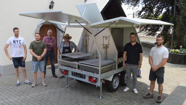 <p>Aus den Mitteln des Leader-Projekts „Neues Leben für unsere Dörfer“ konnte die Walleroder Dorfgruppe einen fahrbaren Grill finanzieren.</p>