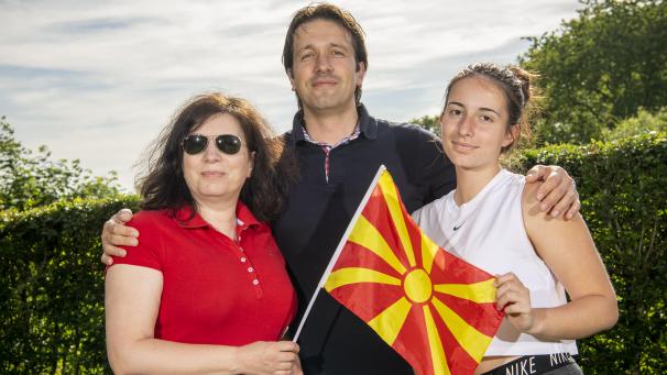 <p>Stolz auf seine Heimat: Baze Krstev mit Frau und Tochter</p>