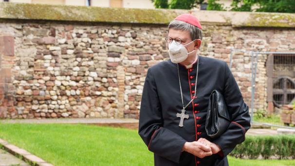 <p>Ist durch das Rücktrittsgesuch seines Münchener Amtskollegen noch stärker unter Druck geraten: der Kölner Kardinal Rainer Maria Woelki. Ihm wird b´vrogeworfen, die moralische Dimension des Missbrauchsskandals der katholischen Kirche zu verkennen.</p>