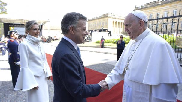<p>Kolumbiens Präsident Juan Manuel Santos begrüßt den Papst 2018. Als Verteidigungsminister war er verantwortlich für die Tötung Tausender junger Männer, die fälschlicherweise zu Terroristen erklärt wurden.</p>