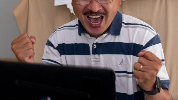 <p>Associated Press-Fotograf Ringo H.W. Chiu feiert, nachdem er per Videokonferenz aus Los Angeles erfahren hat, dass er den Pulitzer-Preis gewonnen hat.</p>