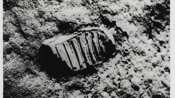 <p>Buzz Aldrin hinterließ auf dem Mond nicht nur Fußspuren. Der Spaßvogel legte dem Hörensagen nach einen Urinbeutel auf dem Mond ab.</p>