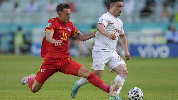 <p>Xherdan Shaqiri gewohnt kraftvoll, hier gegen Aaron Ramsey (l.), lieferte mit seinem Eckball die vorlage zum Schweizer 1:0.</p>