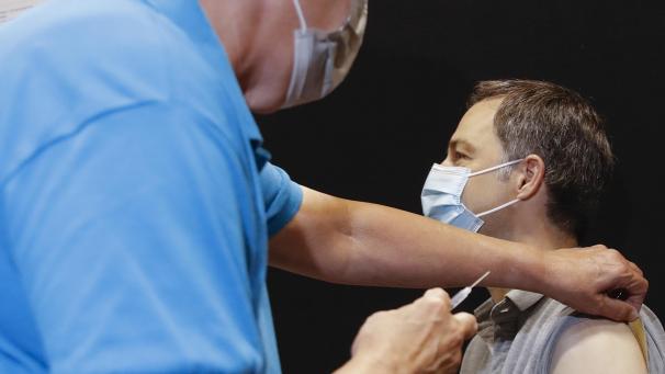 <p>Premierminister Alexander De Croo (Open VLD) hatte am Samstag in Zottegem (Provinz Ostflandern) seine erste Corona-Dossis erhalten.</p>