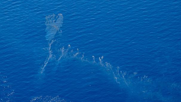 <p>Ein Blick auf den Ölteppich im Mittelmeer, der sich dem östlichen Korsika nähert und anscheinend von einem Schiff ausgetreten ist.</p>