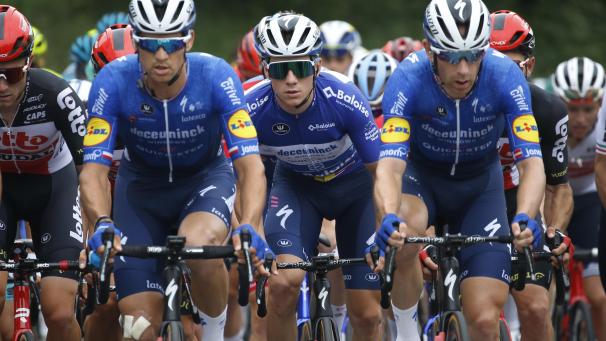 <p>Flankert von Zdenek Stybar (links) und Michael Morkov (rechts): Gesamtsieger Remco Evenepoel</p>