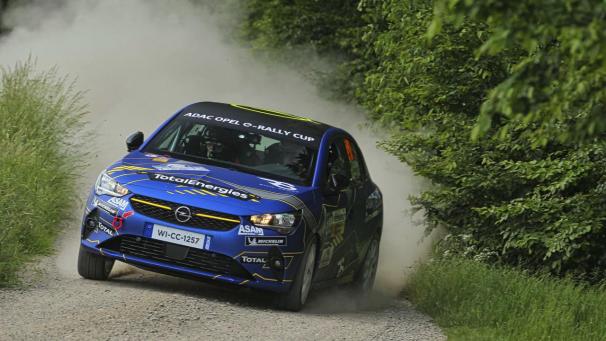 <p>Das Team Pellier-Salva (F) gewann die Weltpremiere im neuen Elektro-Corsa.</p>