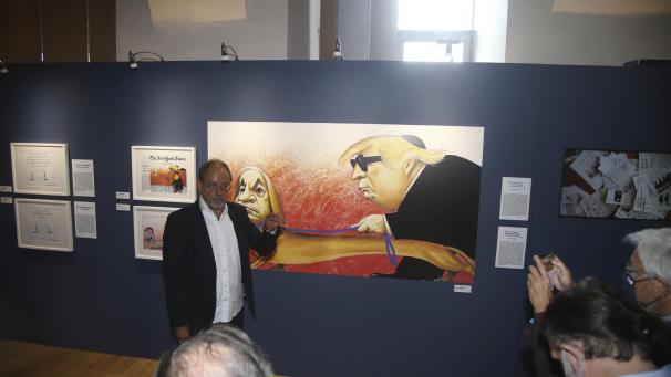 <p>Pierre Kroll führte die Gäste durch die Ausstellung. Zu sehen sind Karikaturen zu weltpolitischen Themen, ein Teil der Schau ist aber speziell Belgien gewidmet.</p>