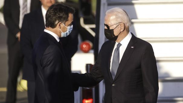 <p>Premier Alexander De Croo (l.) begrüßt US-Präsident Joe Biden in Belgien.</p>
