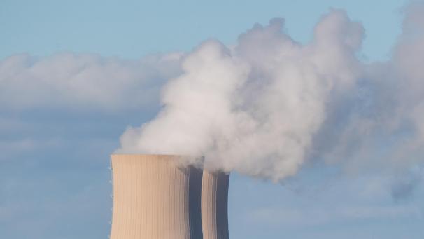 <p>Dampf steigt aus den Kühltürmen eines Atomkraftwerks: Derzeit werden in China an 16 Standorten 47 Reaktorblöcke betrieben, 14 weitere Reaktorblöcke sind im Bau (Stand November 2019).</p>