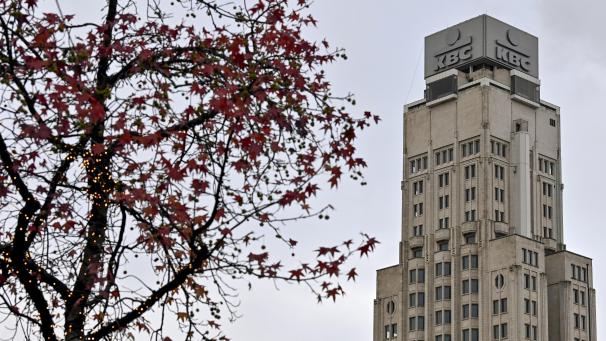 <p>Ein Blick auf den Boerentoren in Antwerpen: Die Bankengruppe KBC muss insgesamt rund 32.000 Euro an Kunden zurückzuzahlen, die Opfer eines Online-Betrugs geworden sind. Das geht aus zwei Gerichtsurteilen hervor.</p>