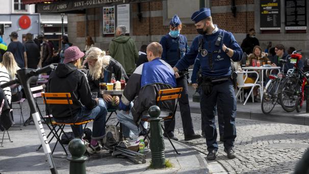 <p>Überall im Land - wie hier in Brüssel - haben Polizeibeamte dafür gesorgt, dass die Corona-Regeln eingehalten werden.</p>