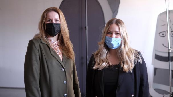 <p>Ministerin Isabelle Weykmans (l.) mit der neuen EMJA-Projektkoordinatorin Claudia Kochanowski</p>