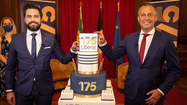 <p>Georges-Louis Bouchez (l.) und Egbert Lachaert am gleichen Ort, wo vor 175 Jahren die liberale Partei gegründet wurde.</p>