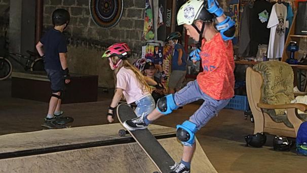 <p>Einige der jüngeren Skater beherrschen die Halfpipe dank regelmäßigen Trainings bereits ganz gut.</p>