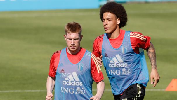 <p>Kevin De Bruyne (vorne) trainiert wieder mit dem Rest der Mannschaft.</p>