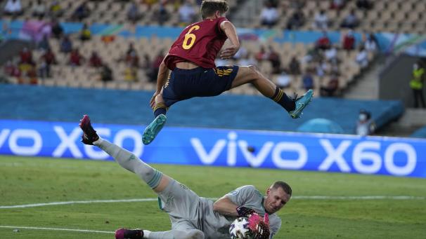 <p>Schwedens Torhüter Robin Olsen, hier im Zweikampf mit Marcos Llorente, war in guter Form.</p>