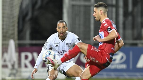 <p>Senna Miangue bleibt in der 1. Division.</p>