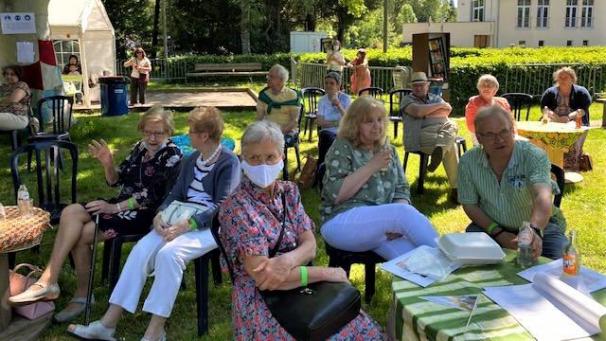 <p>Das Publikum verfolgt das Bühnenprogramm. Zum Abschluss gab es Musik mit dem Duo Lorena Dürnholz und Philipp Jeschke.</p>