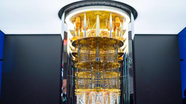 <p>Ein IBM-Quantencomputer der Serie „Q System One“ steht bei der CES 2020.</p>