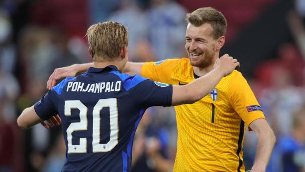 <p>Lucas Hradecky (rechts) und Joel Pohjanpalo bejubeln den ersten finnischen Sieg in der EM-Geschichte.</p>