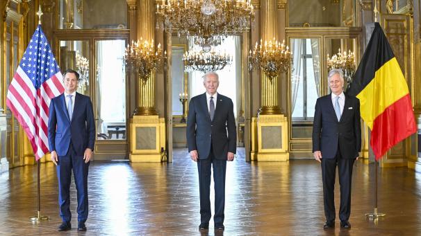 <p>US-Präsident Joe Biden (m.), umringt von König Philippe (r.) und Premierminister Alexander De Croo, während seiner Visite im Königlichen Palast in Brüssel am Dienstagmittag.</p>