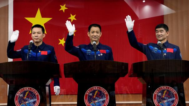 <p>Während man in Brüssel transatlatisches Wiedersehen und sich selbst feierte, schlüpften in China Astronauten in ihren Raumanzug. Mit einer eigenen Raumstation stellt das Reich der Mitte seine Ansprüche auch im All unter Beweis. Auf der Erde schickt China sich an, die USA zu überholen: wirtschaftlich und selbst militärisch.</p>