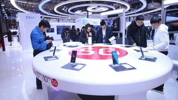 <p>Besucher schauen sich bei einer Messe in Peking neue Smartphones mit 5G-Technologie an: Beim Ausbau der fünften Mobilfunkgeneration (5G) macht Nordostasien mächtig Dampf.</p>