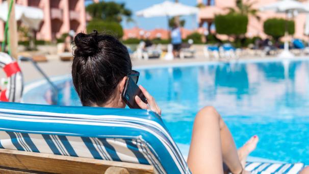 <p>EU-Reisende müssen sich in Zukunft wohl nicht auf zusätzliche Roaming-Gebühren einstellen.</p>