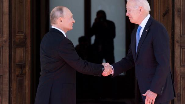 <p>Mit einem historischen Handschlag hat der Gipfel zwischen US-Präsident Joe Biden und Russlands Staatschef Wladimir Putin am Mittwoch in Genf begonnen.</p>