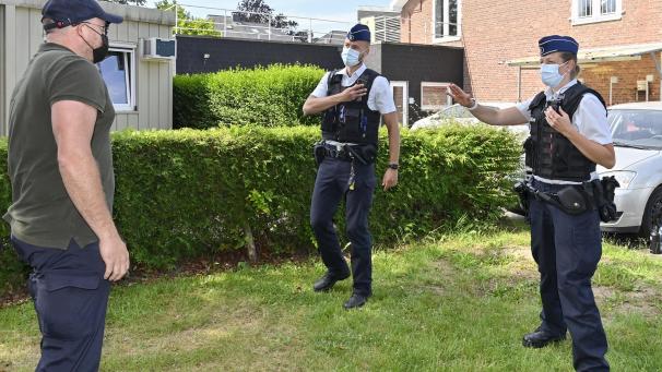 <p>Keinen Schritt näher: Zwei Eupener Polizisten spielen eine mögliche Gefahrensituation nach. Der Widersacher wird auf Distanz gehalten und die Bodycam an der Weste eingeschaltet.</p>