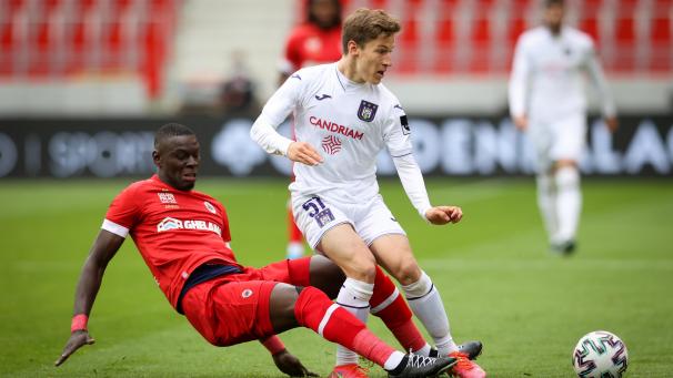 <p>Spielt weiterhin im Lotto Park: Yari Verschaeren (rechts).</p>