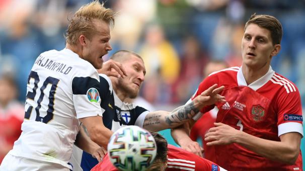 <p>Joel Pohjanpalos (links) Tor aus der Anfangsphase wurde wegen Abseits zurückgenommen.</p>