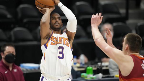 <p>Chris Paul von den Phoenix Suns beim Wurf, rechts Nikola Jokic von den Denver Nuggets.</p>