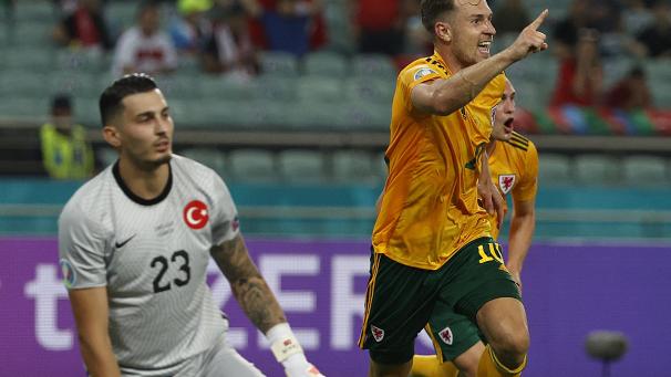 <p>Ramsey jubelt, Soyuncu ärgert sich: Wales steht im Achtelfinale.</p>