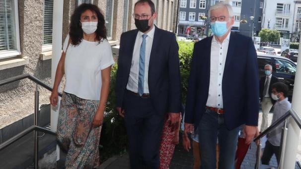 <p>Christie Morreale besuchte die Klinik mit Bürgermeister Jean-Paul Bastin und Präsident Jacques Remy-Paquay (v.l.n.r.).</p>