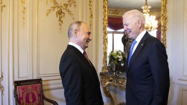 <p>Wesentlich entkrampfter als sein Vorgänger, aber auch als viele Europäer, bei denen man den Eindruck nicht los wird, dass sie durch die Abweisung Putins ihre Bündnistreue beweisen wollen, geht Joe Biden in sein erstes Treffen mit Wladimir Putin.</p>