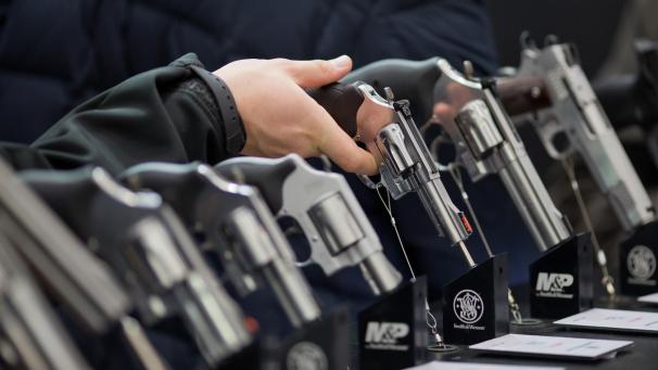 <p>Der anhaltende Andrang der Amerikaner auf die Waffenläden lässt die Kassen klingeln.</p>